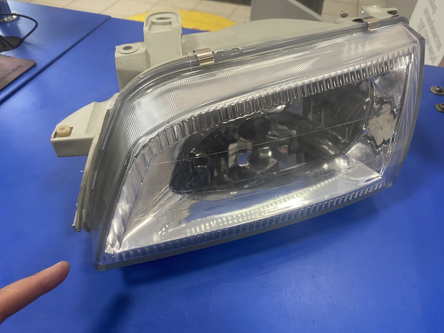 Фара TOY CALDINA / CARINA E 212-1156C L (92-96) /хрусталь/ SAT (нет одного крепления,  на стекле трещена)