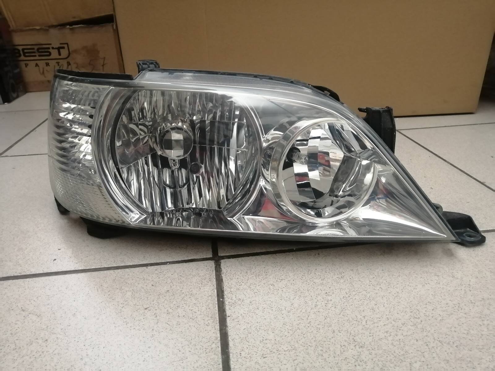 Фара TOY VISTA 50 32-174 R [б/у] (верхние уши лом)