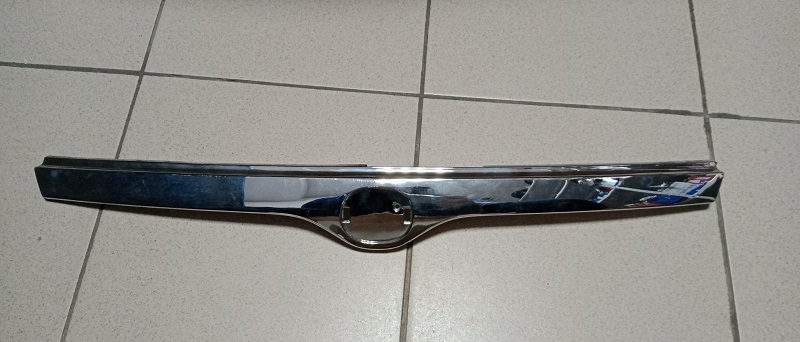 Молдинг решётки MAZDA FAMILIA (99-01) [MZ07073MAMT5/MZV6-093S-0] /хром/