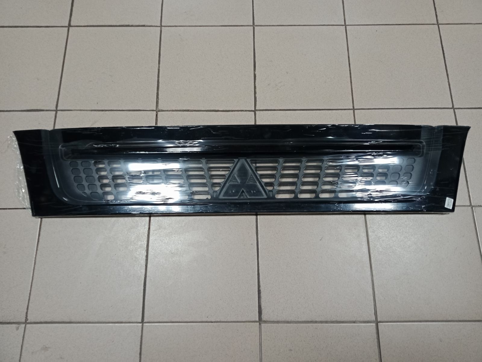 Решётка MIT CANTER FE82 2002-2011,  FE85 /MB09-0800-00 /широкая кабина (без лейбы и надписи) API