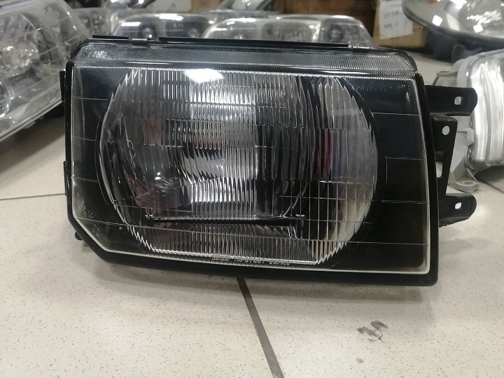 Фара MMC RVR 110-37667 R (черный) [б/у] NEW