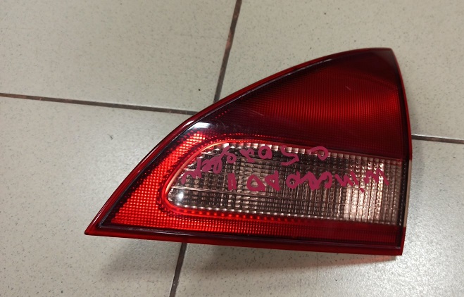 Вставка на крышку багажника NIS WINGROAD 11 132-24824   R   [б/у]