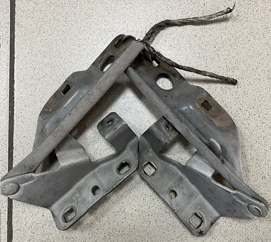 Петля капота NIS BLUEBIRD SYLPHY QG10 /RH+LH/ [65400-2J010+65401-2J010] [б/у]