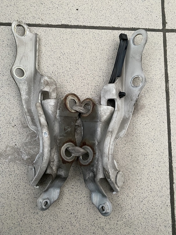 Петля капота TOY SPACIO ZZE120 RH+LH Белый [53420-13010+53410-13010] [б/у]