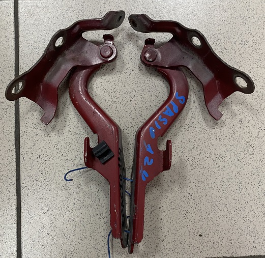 Петля капота TOY SPACIO ZZE120 LH+RH Красный [53420-13010+53410-13010] [б/у]