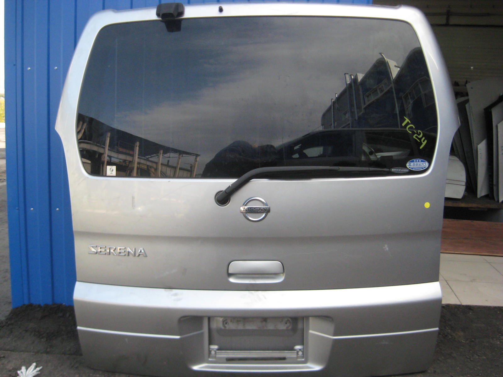 Дверь 5-я NIS SERENA C24 /белая/  (метла) [б/у]