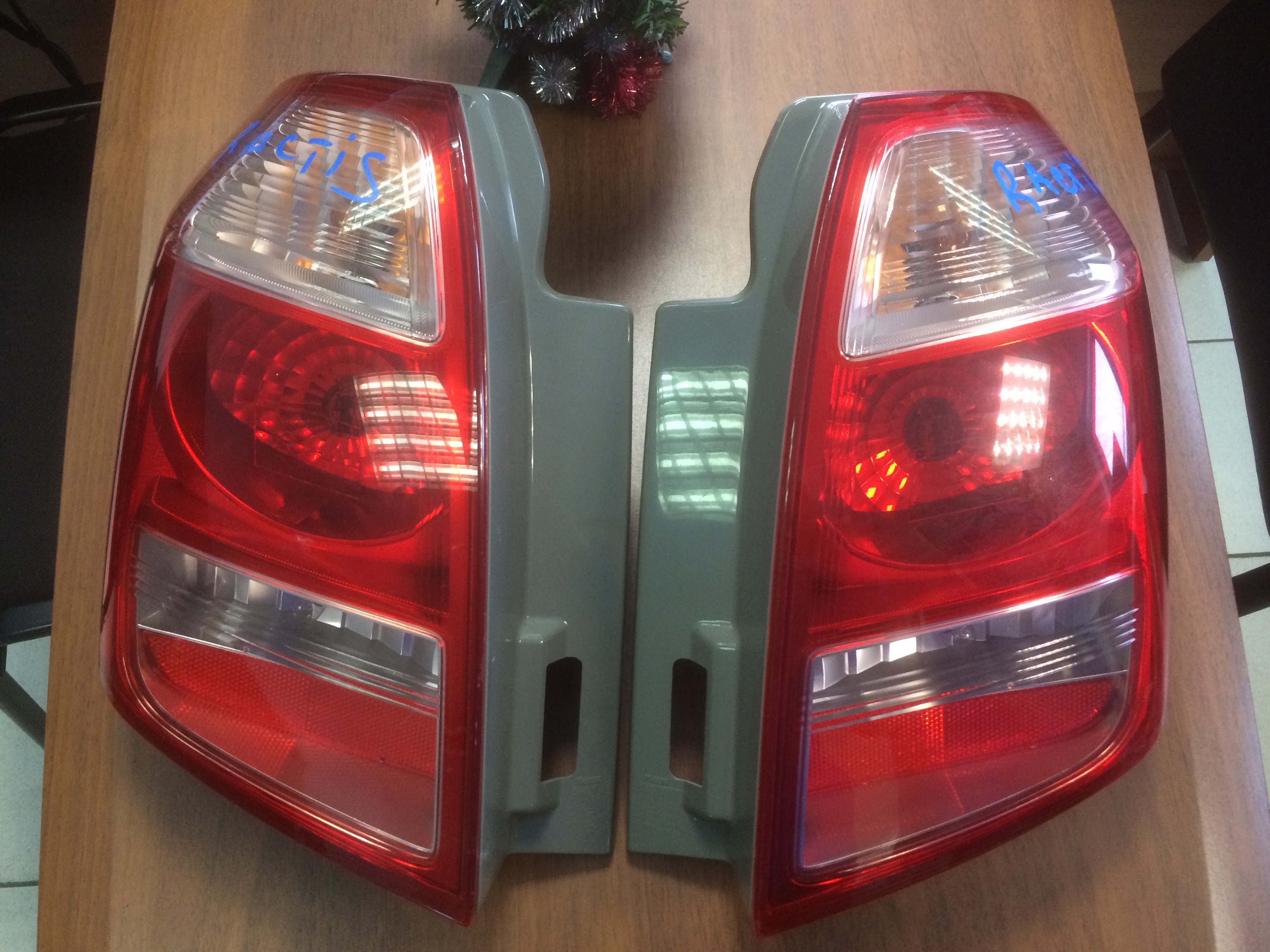 Задний фонарь TOY RACTIS NCP100  52-159 RH [б/у]