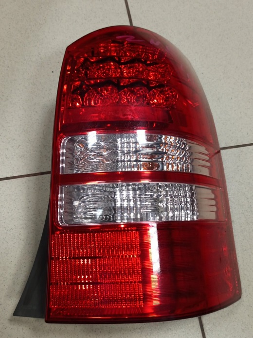 Задний фонарь TOY WISH ZNE10   68-3  RH [б/у] (уценка уголок скол!)