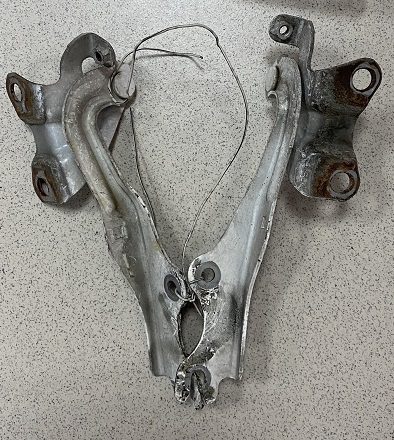 Петля капота MAZ DEMIO /RH+LH/ [D350-52-410+D350-52-420] [б/у]