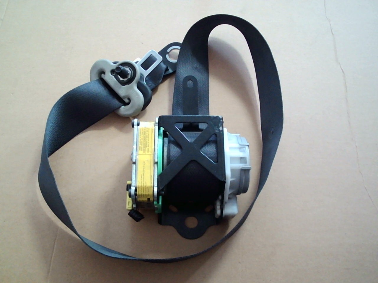 Ремень безопасности TOY RACTIS NCP100 Front LH /Черный/ 2006 [б/у]