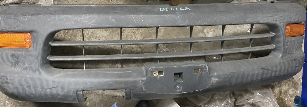 Бампер MMC DELICA PA5W /черный.оранж. поворотник/ 2001 [б/у]