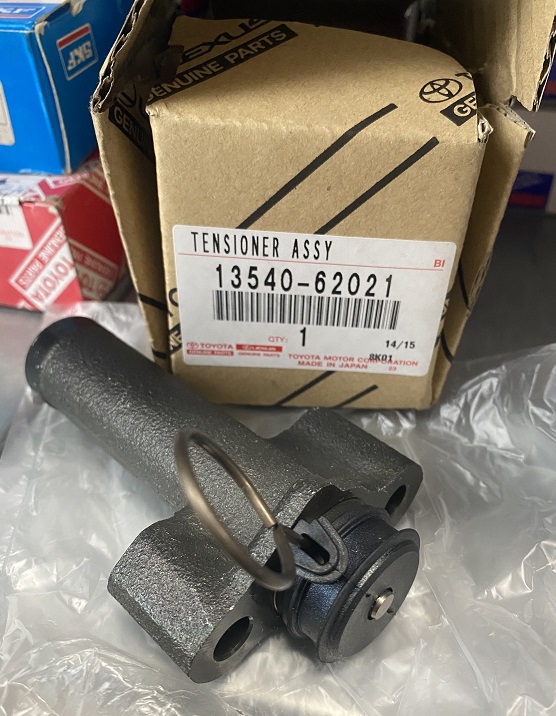 Натяжитель ремня 13540-62021  (ГРМ) (SURF,  PRADO,  WINDOM,  SCEPTER 3,  4,  5VZFE 94- )TOYOTA