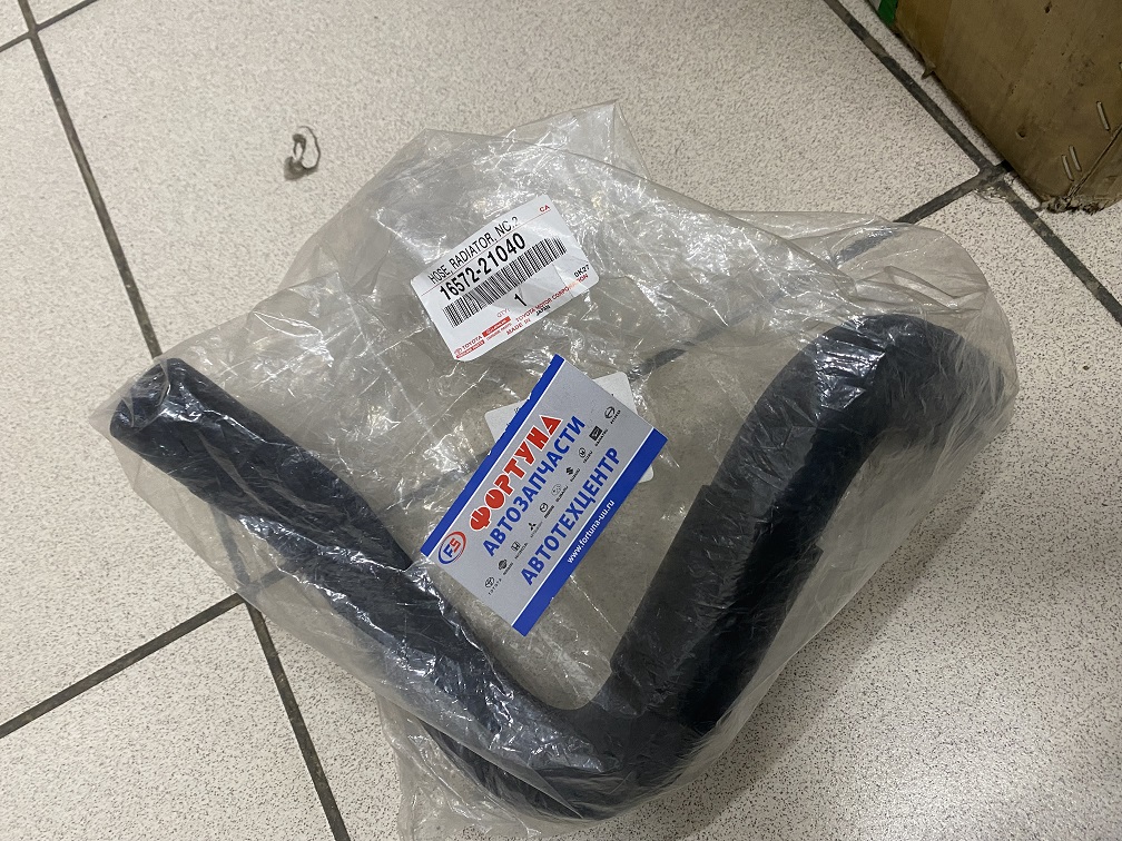 Патрубок радиатора верхний 16572-21040 TOYOTA /NZT240, ZZT240/