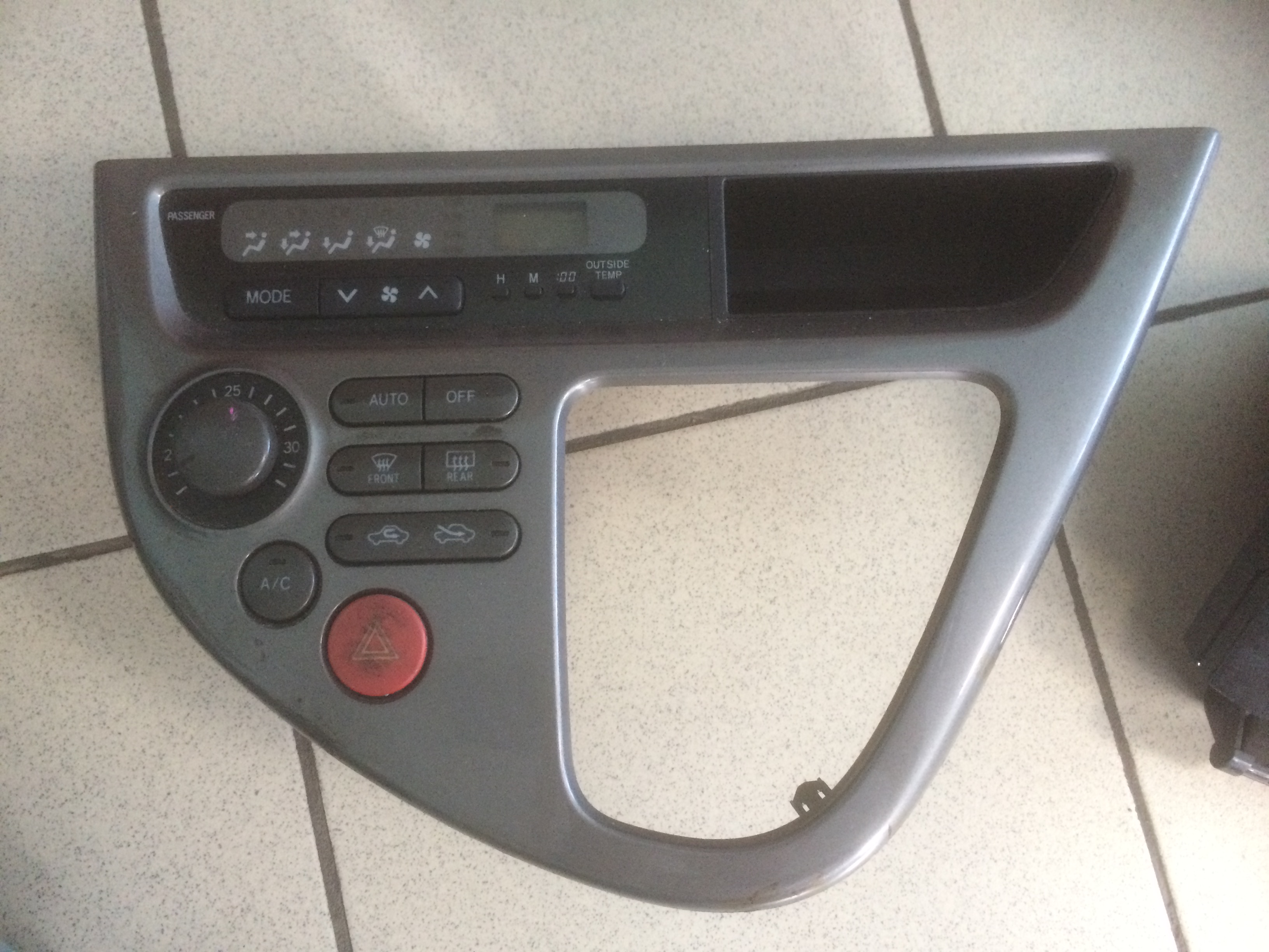 Панель климат контроля TOY WISH ZNE10 (серая) '04 [б/у]