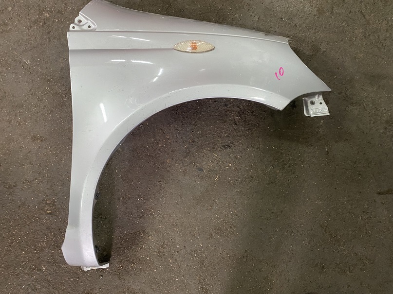 Крыло TOY Vitz SCP10 '04 IIмод. FRONT RH /серебро/ [б/у]