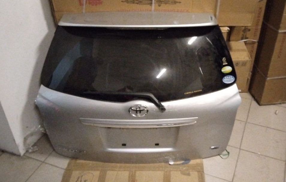 Дверь 5-я TOY Corolla Fielder ZNE141 '08 /серебро/ [б/у] 1мод.