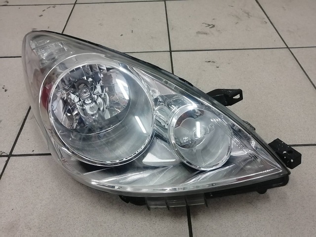 Фара NIS NOTE E11 '05-'09 H005R корректор (ухо лом но оно есть) [б/у]