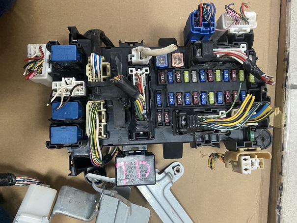 Блок предохранителей салона SUZ ESCUDO TD94/TD54 '07 [0885 5K05/36710-64J00] [б/у]