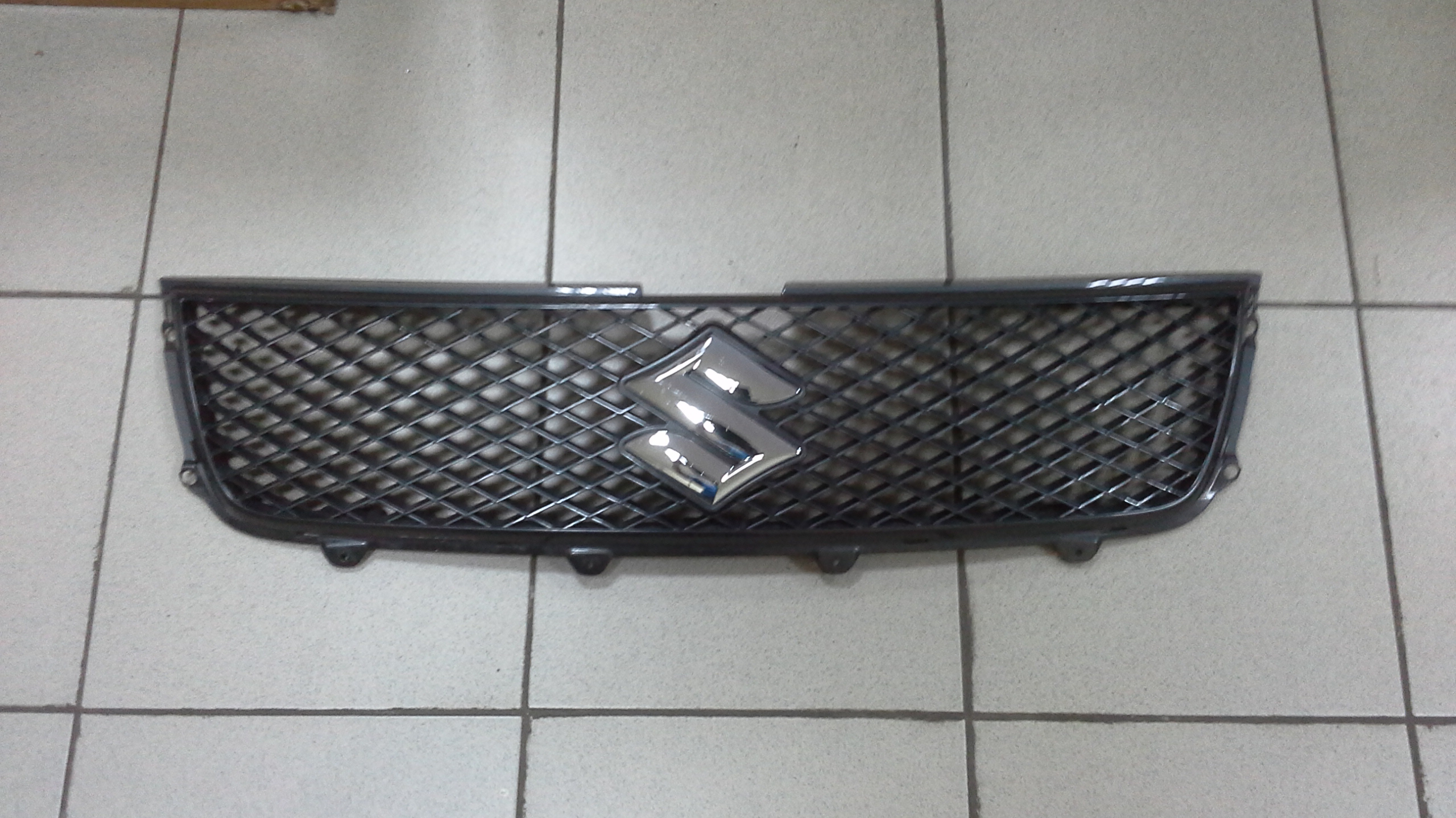 Решетка SUZ ESCUDO TD94/TD54 '07 [71741-65J00] с эмблеммой состояние НОВОЙ [б/у]