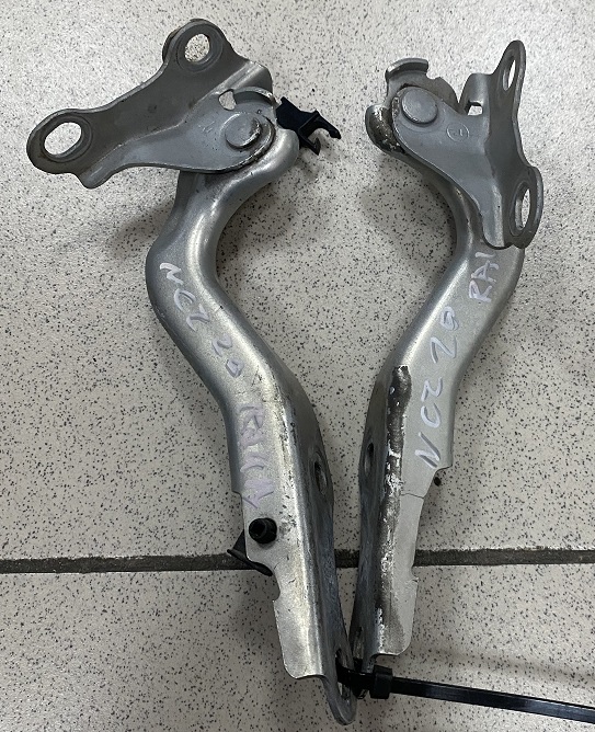Петля капота TOY Raum NZC20 '07 LH+RH [53420-46030+53410-46030] [б/у]