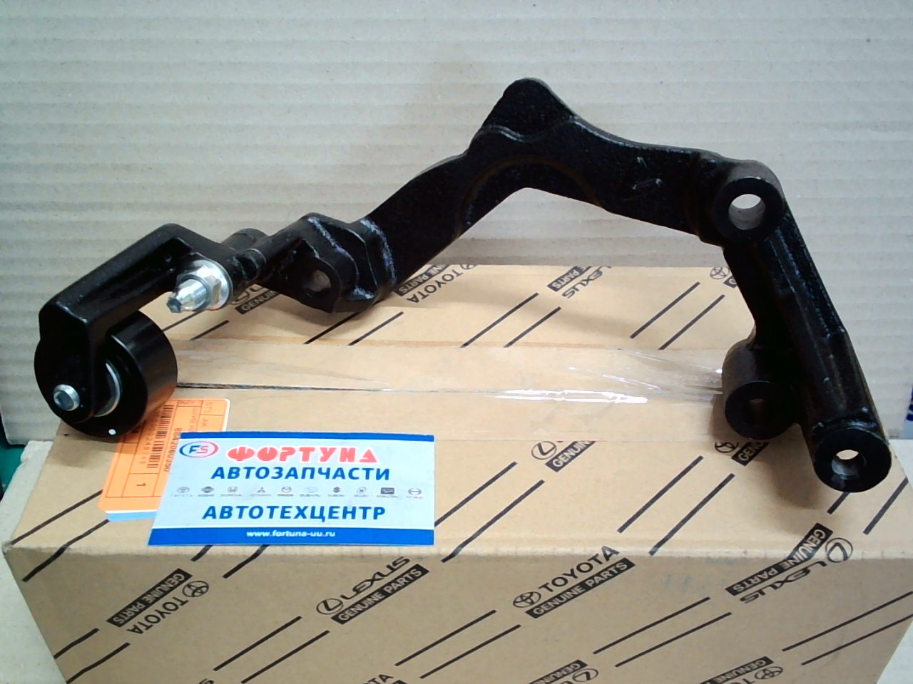 Ролик 88420-60350 TOYOTA /паразитный приводного ремня LC200 '07 1VDFTV/ с кронштейном