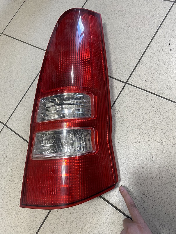 Задний фонарь NIS SERENA C24 4955 R '03- скол [б/у] к/с Виталя