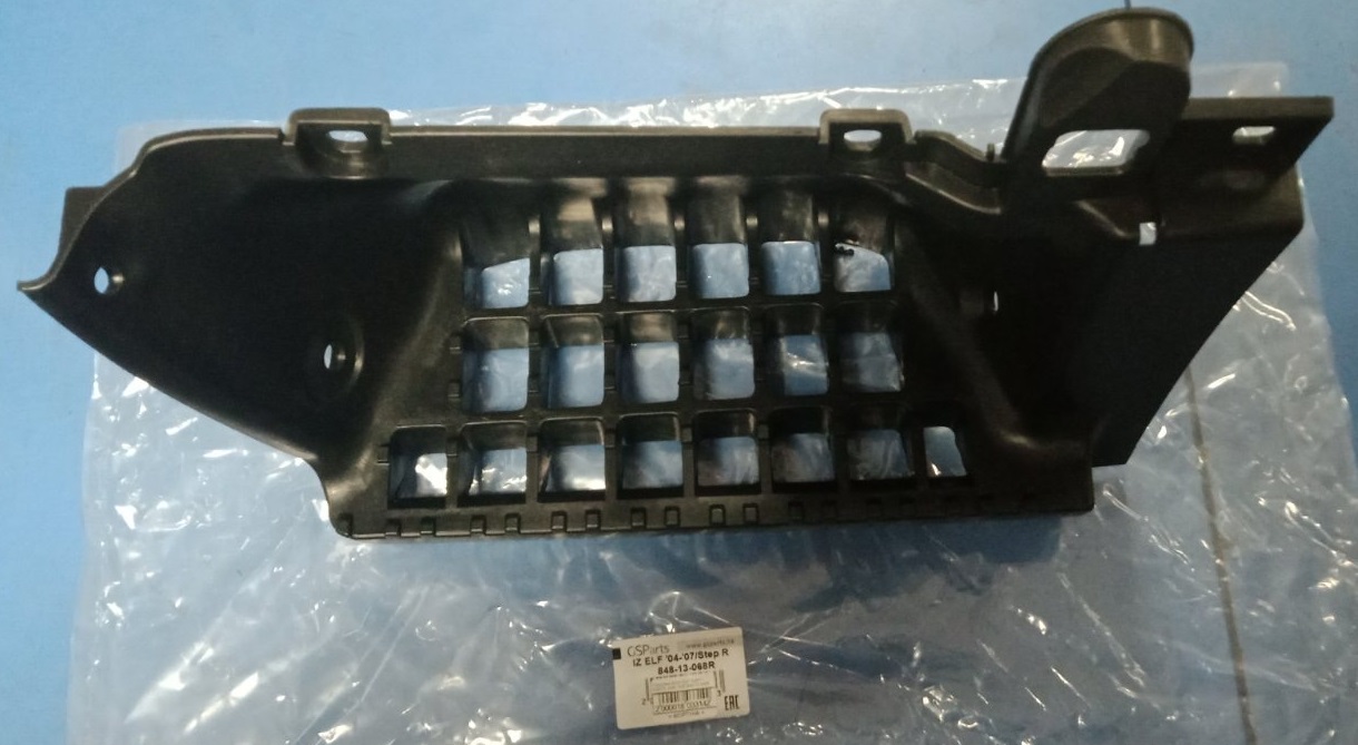 Подножка ISUZU ELF R (пластик) IZ10-1300-01 API /NQR71,  NQR75,  NKR,  NHR,  2004-/