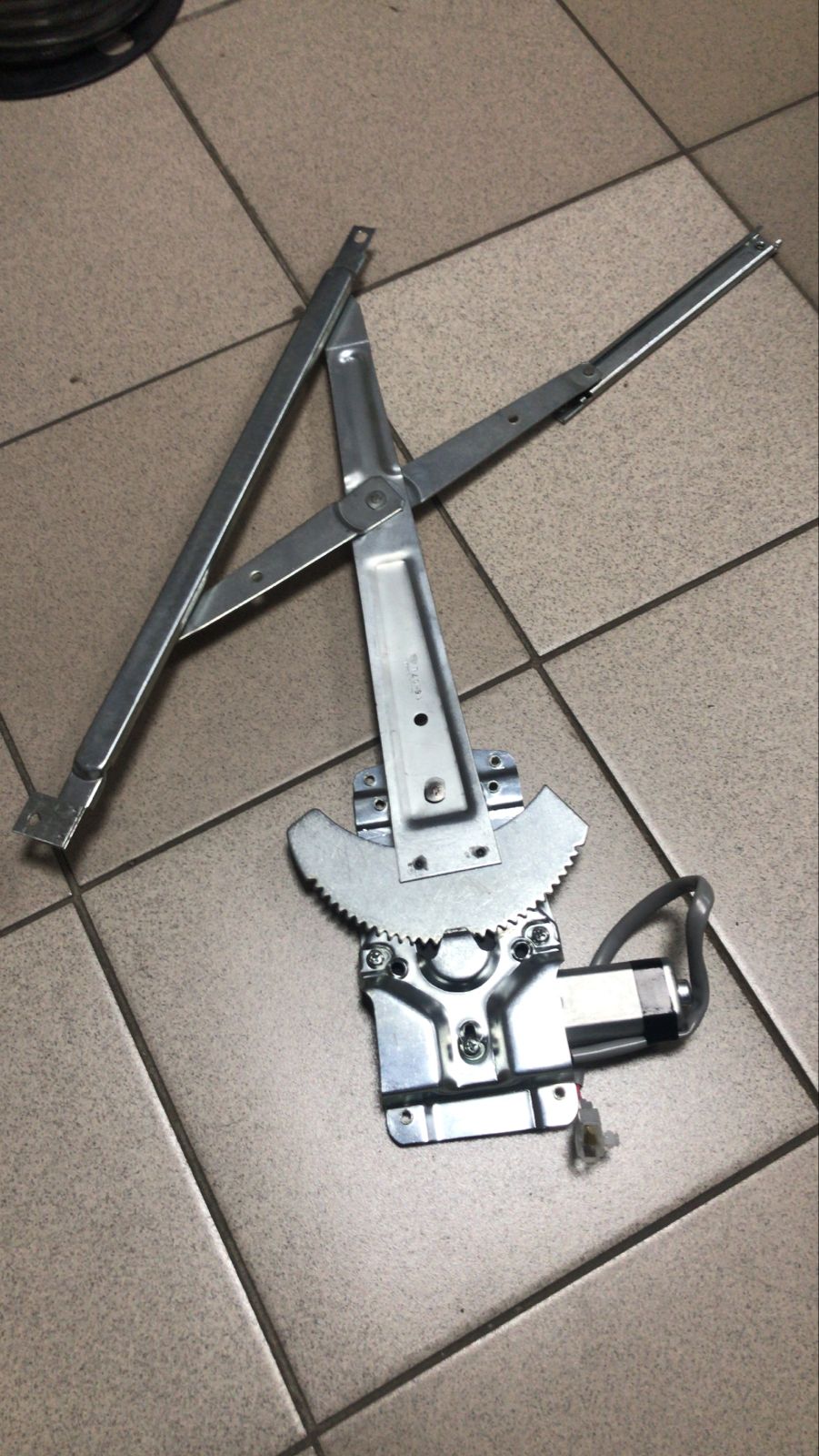 Стеклоподъемник с мотором MZ03-06KA-A2 API /LH Mazda TITAN 12V/