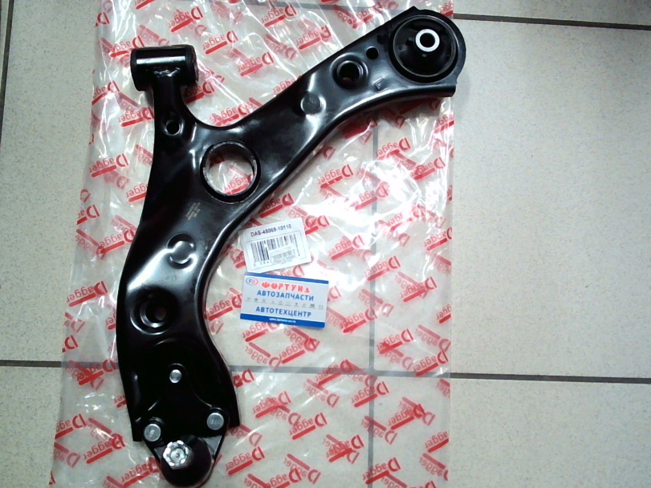 Рычаг 48069-10110 DAGGER /Левый TOYOTA C-HR 2016-,  Toyota Corolla Cross/