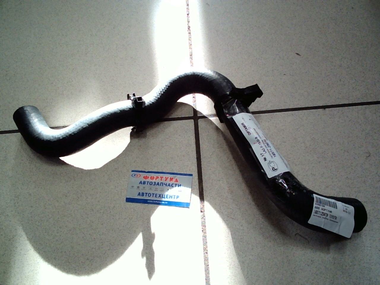 Патрубок радиатора верхний 16571-25070 TOYOTA /RAV4 AXAA52 A25AFKS/