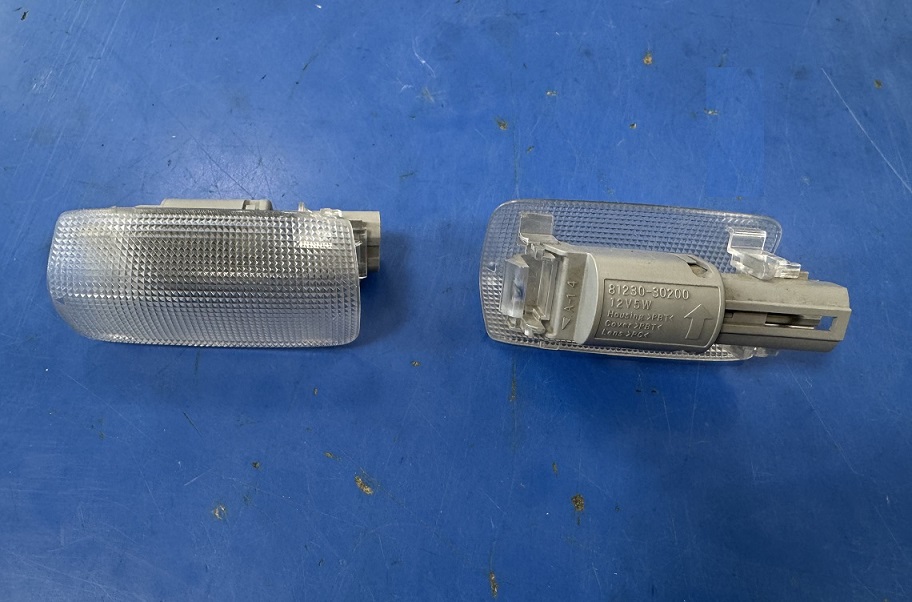 Подсветка двери передней Toyota Prius Alpha ZVW40W [81230-47010] [б/у] LH=RH